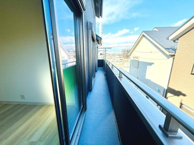 バルコニーは広めの設計で空間にゆとりを感じます。日差しがしっかりと入り開放感のある景色が魅力的です。ガラスの手すりがモダンな雰囲気を演出しています。