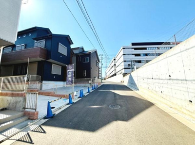 前面道路は幅が広く車の出入りもスムーズに行えます。周辺環境は開放的で日当たりも良好な印象です。新築住宅が並び整然とした景観が広がっています。歩道部分は段差も少なく移動しやすい設計です。