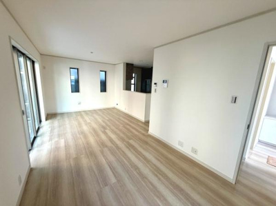 リビングは明るい雰囲気が広がる空間です。窓からの光が室内をしっかりと照らします。床材の色合いがやさしく落ち着いた印象を与えます。開放的なレイアウトですっきりとした印象です。