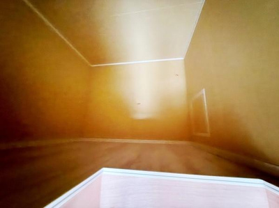 前面道路が広々としており交通の便が良い立地です。現地の明るい雰囲気が際立っています。周辺の住環境も整っており快適な暮らしが期待できます。現地写真から清潔感が伝わります。