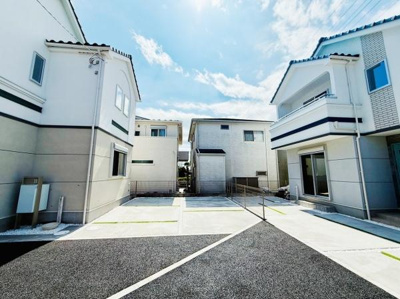 1号棟。開放感のあるレイアウトで駐車スペースがしっかりと確保されています。道路からのアクセスもスムーズです。車の出し入れがしやすい形状で敷地内も広々としています。実用性を備えた駐車場です。