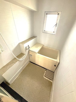 明るい雰囲気のバスルームです。窓付きで換気がしやすく、 シンプルな内装で清潔感があります。