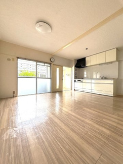 リビングの一角にあるキッチン。リビング全体を見渡せる開放的な設計で、料理をしながら家族との時間も大切にできます。