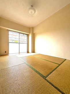 約6.0帖の和室です。シンプルながらも落ち着いた雰囲気で使いやすい空間です。広々とした押入は、衣類から布団までたっぷり収納可能です。