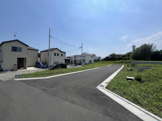 前面道路が広々としており車の出入りがしやすい立地です。周囲に緑が広がり開放感があります。隣接する住宅も整然と並び落ち着いた雰囲気です。日当たりが良好で空の広さを感じられます。