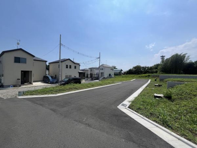前面道路が広々としており車の出入りがしやすい立地です。周囲に緑が広がり開放感があります。隣接する住宅も整然と並び落ち着いた雰囲気です。日当たりが良好で空の広さを感じられます。
