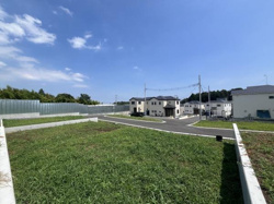 広々とした敷地で開放感があります。周辺には新しい住宅が立ち並びすっきりとした街並みです。青空が広がる明るい外観が印象的です。道路も整備されており住環境の良さを感じられます。