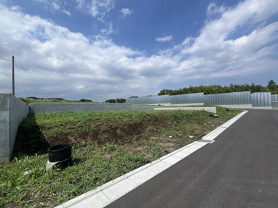 前面道路が広めで車の出入りがしやすい区画です。開放的な空の下で周囲の景色も見渡せます。現地の状況がよく分かる写真となっています。土地の形も整っていて建築計画も立てやすそうです。