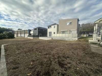 開放感のある広々とした敷地が魅力的です。周囲には新しい住宅が立ち並び静かな環境が広がっています。空を広く感じられるロケーションです。外観に統一感があり整った街並みが特徴です。