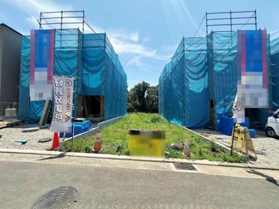 道路に面した現地写真です。現地は開放感があり日差しもよく入ります。工事中の様子が分かる写真となっております。道路から敷地へのアクセスもスムーズです。前面道路の様子が確認できます。