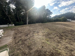 現地土地写真から広々とした敷地の印象を受けます。陽当たりの良い場所で開放感があります。周囲には緑も多く自然を感じることができます。見晴らしも良好でさまざまな活用が期待できます。