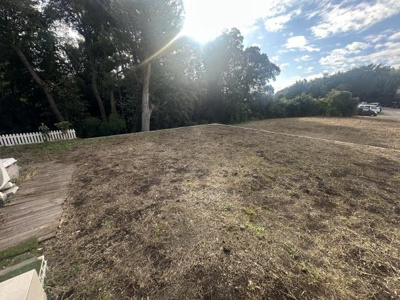 現地土地写真から広々とした敷地の印象を受けます。陽当たりの良い場所で開放感があります。周囲には緑も多く自然を感じることができます。見晴らしも良好でさまざまな活用が期待できます。