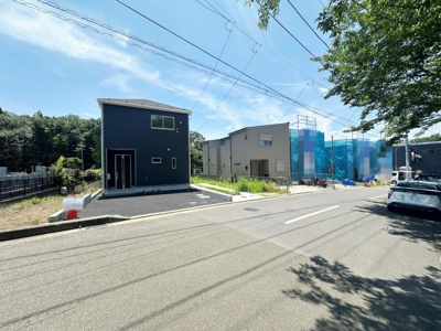 前面道路が広く車の出入りもスムーズです。現地周辺は開放感があり車通りも落ち着いています。日差しが差し込む明るいロケーションです。周囲には緑も多く自然を身近に感じられます。