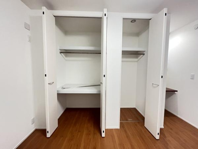 白を基調とした扉が清潔感を演出する収納スペースです。奥行きがありたっぷりと収納できます。ハンガーパイプ付きで衣類の収納にも便利です。棚も設置されており整理しやすい仕様です。