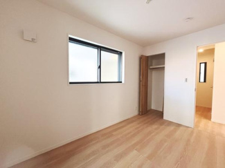 窓から自然光が差し込む洋室です。明るいフローリングが室内を一層広く感じさせます。収納スペースも備わっておりすっきりとした印象です。清潔感のある内装で快適に過ごせます。