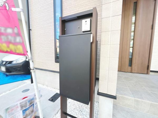 玄関まわりには宅配ボックスが設置されており利便性が感じられます。スタイリッシュなデザインで外観と調和しています。段差の少ないアプローチで玄関までの移動もスムーズです。