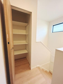 階段横に設置された収納スペースは使い勝手が良く日用品や小物の整理に便利です。棚の高さも適度で様々なアイテムをしまうことができます。扉付きなので見た目もすっきりと保てます。
