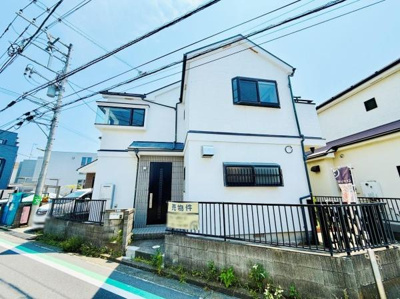 爽やかな白い外観が印象的な住宅です。窓が多く明るい雰囲気が感じられます。通りに面した位置で開放感があります。敷地のゆとりもうかがえます。外観のデザインが特徴的です。