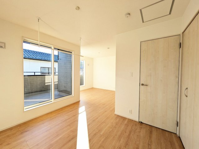 バルコニー前の窓の前には室内物干し完備♪