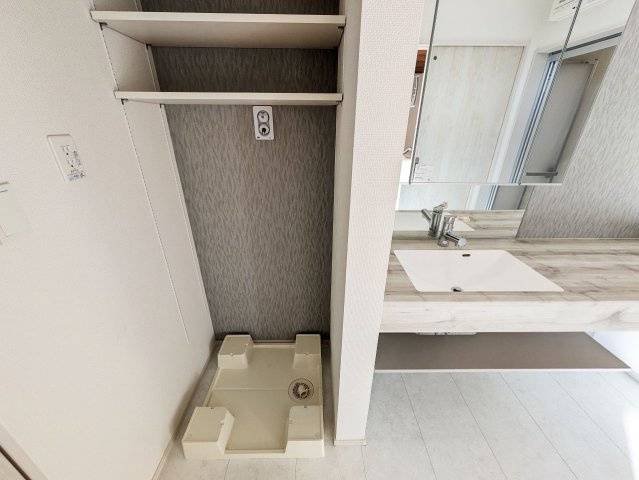 洗濯機置き場の上には可動棚が設けられております