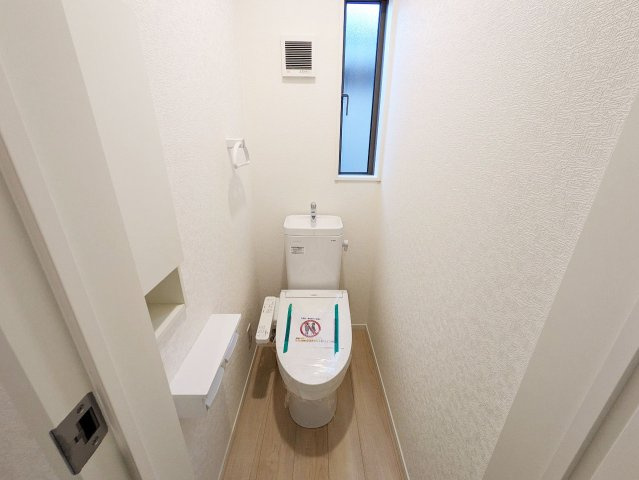 シンプルで使いやすい暖房・温水シャワー洗浄機能付きトイレは標準装備です！