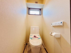 明るい雰囲気のトイレは窓付きで自然光を取り込みやすい設計です。清潔感ある内装でお手入れもしやすそうです。シンプルな空間が落ち着いた印象を与えます。