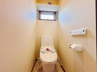 明るい雰囲気のトイレは窓付きで自然光を取り込みやすい設計です。清潔感ある内装でお手入れもしやすそうです。シンプルな空間が落ち着いた印象を与えます。
