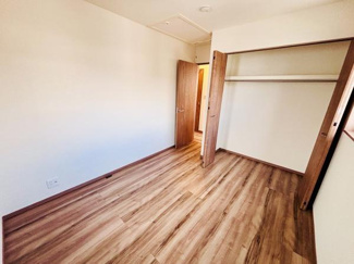 シンプルな内装で清潔感のある収納スペースです。クローゼットは開口が広く物の出し入れがしやすい設計となっています。床と扉の木目調が統一されていてインテリアにもなじみやすいです。