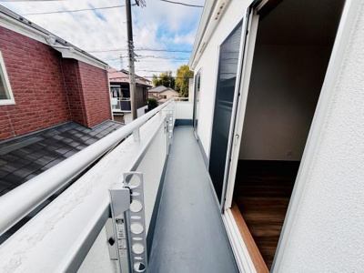 奥行きのあるバルコニーが住まいに開放感をプラスします。手すり部分には物干しも設置でき実用性も備わっています。隣家との距離が確保されているためゆったりとした印象を与えます。