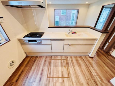 シンプルで使いやすい配置のキッチンです。明るい窓から自然光が差し込みます。床材の質感が空間を引き締めています。収納スペースも豊富で作業動線もスムーズです。