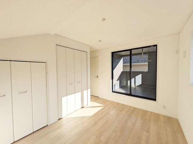 二採光の洋室。バルコニーに出られる大きな窓が特徴で日差しがたっぷり差し込みます。