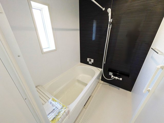 落ち着いた色合いの壁面が特徴の浴室。ゆっくり寛ぐ事の出来る空間です