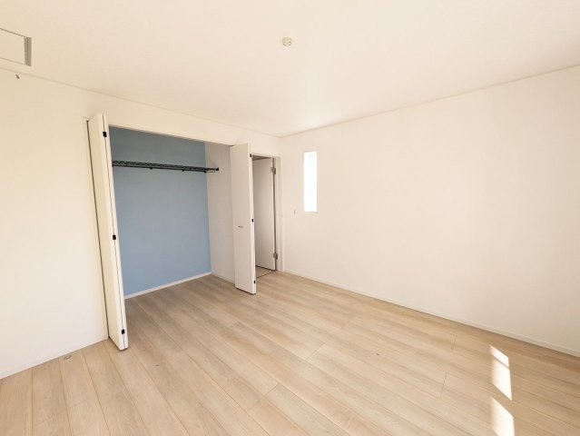 シンプルな洋室は、様々なインテリアに合わせやすいのが魅力です