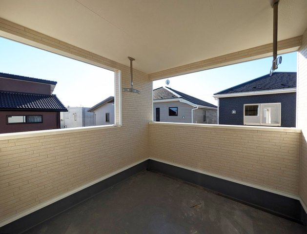 広々したバルコニーは洗濯干しに助かります