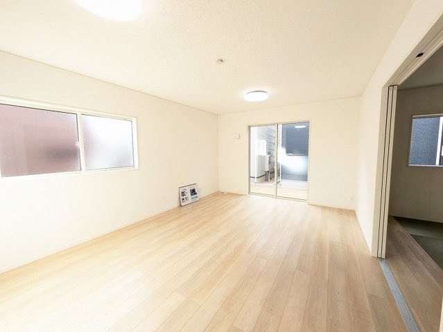 ご家族が集まるリビングダイニングは陽光あふれるあたたかなお部屋