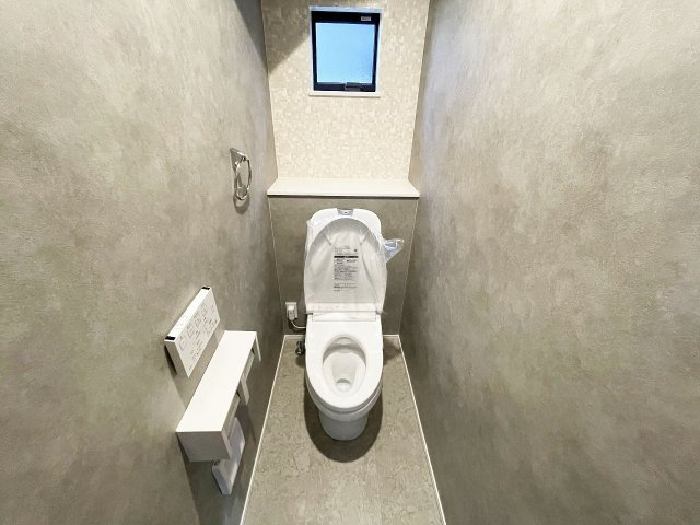 スマートなデザインのトイレは、見た目にも広さとゆとりを感じることができます。