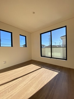 2階の約5帖の洋室です。
多方向からあたたかな日差しが差し込み、空間を明るく演出します。