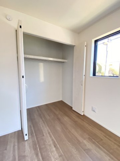 LDK隣接の洋室に備え付けの収納です。