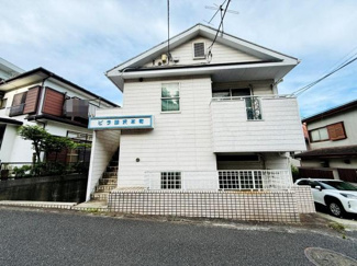 白を基調とした外観が爽やかな建物です。角地に位置し開放感があります。前面道路も広々としており車の出し入れがしやすい印象です。周囲は閑静な住宅街で落ち着いた環境が魅力です。