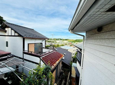 現地からの眺望では住宅街の屋根越しに遠くまで広がる景色が楽しめます。晴天時には青空と緑が感じられる見晴らしです。街並みの広がりを感じることができます。開放感のある眺望が魅力です。