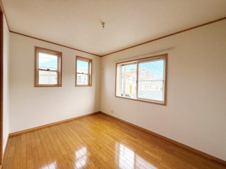 大きな窓から自然光が差し込む洋室です。明るく開放感のある空間が特徴的です。シンプルな内装でインテリアのアレンジがしやすく使い勝手が良いです。清潔感のあるフローリングが魅力的です。