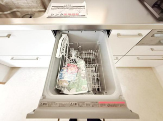 キッチンには食器洗い乾燥機が設置されています。ワークトップや引き出し収納も充実しているため家事の負担軽減が期待できます。作業スペースがしっかり確保されており日々の使い勝手をサポートします。