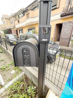 存在感のあるデザインが特徴の郵便ポストです。門柱にインターホンと一体型で設置されています。手紙や小包も受け取りやすい大きめのサイズとなっています。敷地の演出にもおすすめです。