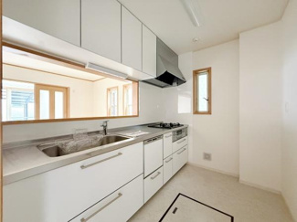 窓からの採光で明るい室内が広がります。シンプルなデザインが空間をすっきりと見せています。カウンター越しの開放感が魅力的です。収納も豊富で使い勝手の良さが感じられます。