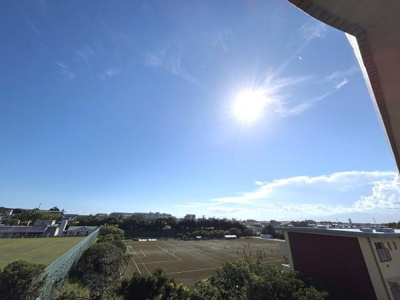陽当たりの良い現地からの眺望が広がっています。青空と開放感のある景色が楽しめます。周囲には緑もありすっきりとした印象です。窓から広がる景色が特徴的です。視界が大きく開けており空の広さを実感できます。