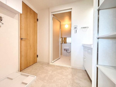 明るく清潔感のある洗面所です。収納スペースも豊富で使い勝手の良い設計になっています。水回りがまとまっており生活動線もスムーズです。床もお手入れしやすい素材です。