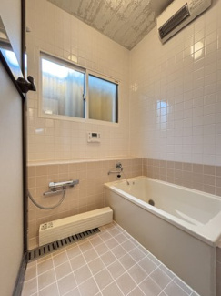 明るいタイルの浴室は広い浴槽付きです。日々の疲れをゆっくりと取ることができそうです。