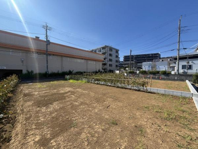 日当たりの良い現地土地写真です。前面道路も広くすっきりとした街並みが広がっています。周辺の環境も確認しやすい現地写真です。