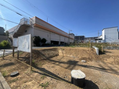 日当たりが良く開放感のある現地土地写真です。更地となっているため現状が明確に確認できます。インフラの整備も一部確認できます。