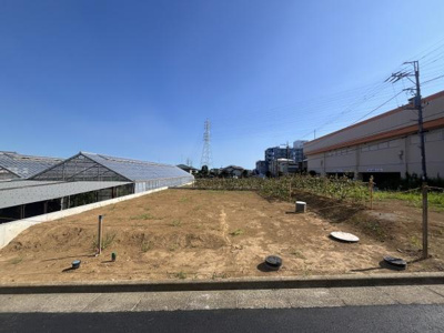 現地土地写真の通り開放感のある更地です。周辺には建物が点在しており見通しが良好です。道路に面しておりアクセスしやすい立地となっています。敷地の形状も使いやすそうです。